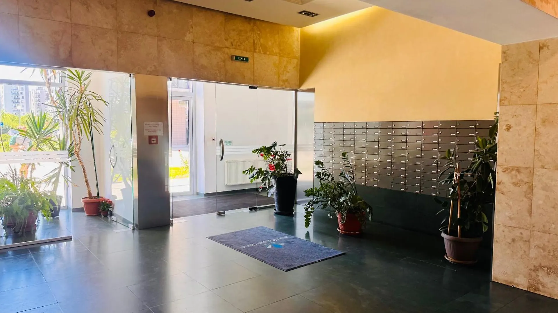 דירה בוקרשט Bright & Cozy City Retreat!